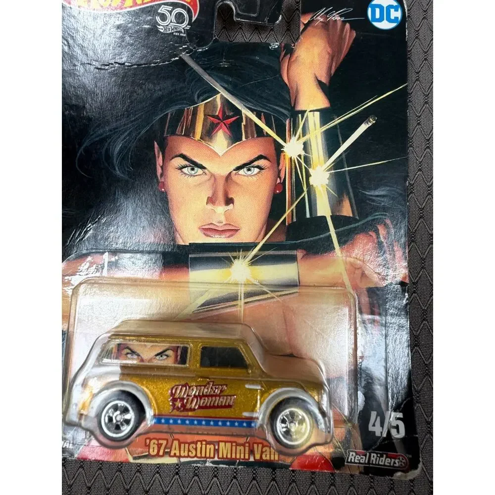 Hot Wheels Pop Culture DC Comics Wonder Woman 1967 Austin Mini Van Gold Sealed